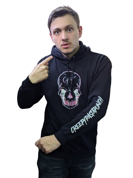 Junger Mann trägt einen schwarzen Hoodie mit Schädel-Design und zeigt mit dem Finger auf das Design, bekannt als CreepyPastaPunch.