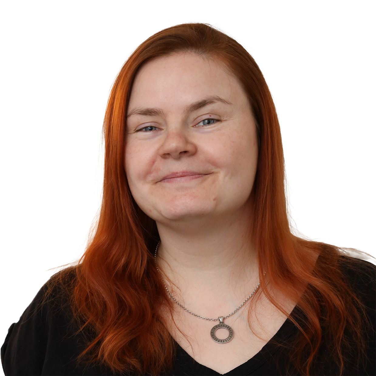 Porträt einer lächelnden Frau mit langen, roten Haaren und schwarzem Oberteil, bekannt als Sarah Malhus.